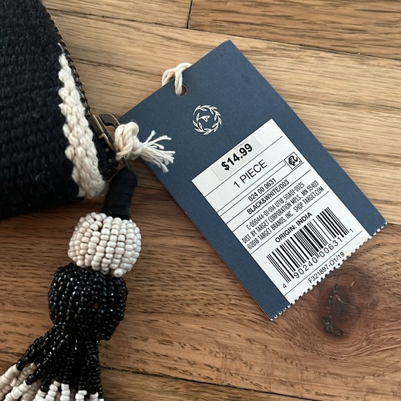 NWT Universal Threads Woven Clutch with Beaded Tassel - Picture 2 of 7